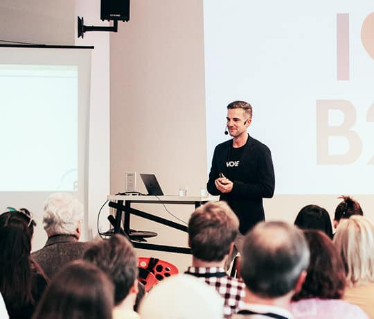 Dozent hält Vortrag bei einem B2B Online Marketing Seminar