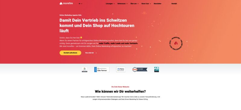 Screenshot der Startseite der Kölner Online-Marketing-Agentur morefire. Im Vordergrund steht der Slogan: „Damit Dein Vertrieb ins Schwitzen kommt und Dein Shop auf Hochtouren läuft“, begleitet von einem kurzen Begrüßungstext. Ein gelber Button mit der Aufschrift „Kontakt aufnehmen“ ist prominent platziert. Im oberen Bereich befindet sich das Navigationsmenü mit Reitern wie „Lösungen“, „Referenzen“ und „Über uns“. Am unteren Rand sind Partnerlogos von Google, Microsoft, Meta, HubSpot und A/B Tasty zu sehen.