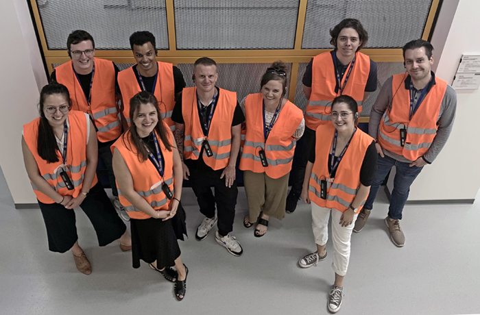 morefire-Team in Sicherheitswesten bei einer Betriebsbesichtigung