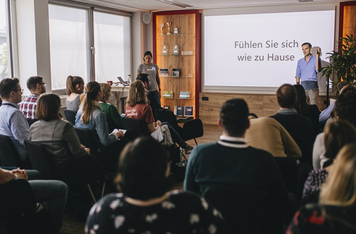 Mitarbeiter von morefire in einer Präsentation zum Thema Nachhaltigkeit