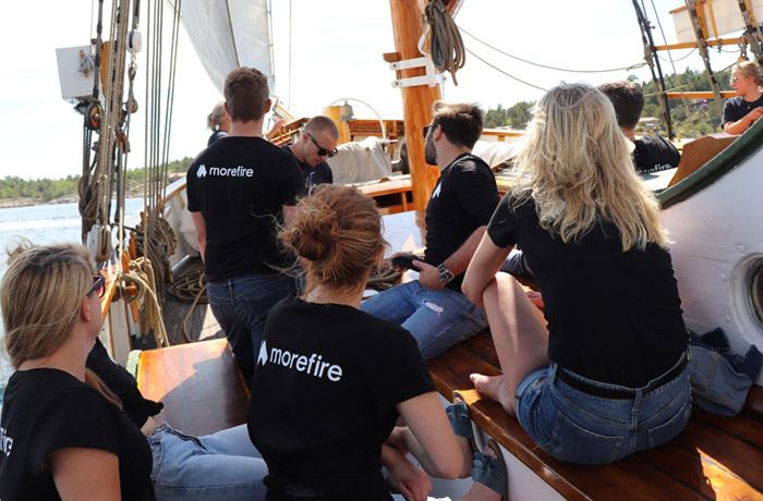Mitarbeiter von morefire bei einem Team-Event auf einem Segelboot