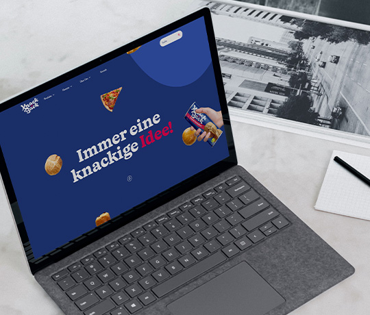 Laptop mit Website-Design eines Projekts von morefire mit dem Slogan 'Immer eine knackige Idee