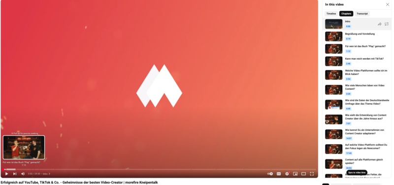 Startbildschirm eines YouTube-Videos mit dem Logo der Agentur morefire auf orange-rotem Hintergrund. Rechts ist eine Kapitelübersicht eingeblendet, die Themen wie „Für wen ist das Buch 'Play' gemacht?“, „Kann man reich werden mit TikTok?“ und „Welche Video-Plattformen sollte ich im Blick haben?“ zeigt. Das Video trägt den Titel „Erfolgreich auf YouTube, TikTok & Co. – Geheimnisse der besten Video-Creator | morefire Kneipentalk“.