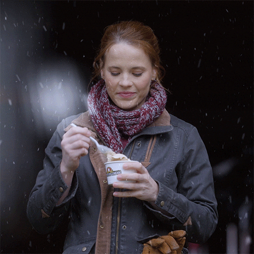 Frau isst Eis im Schnee, animiertes GIF