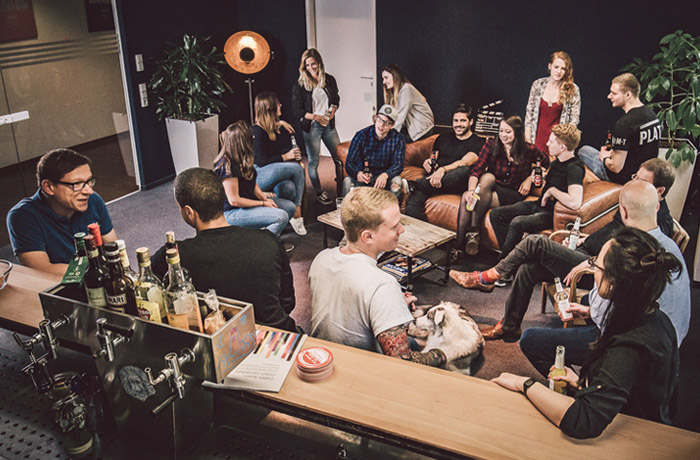 Kollegen in einer entspannten Team-Meeting-Runde im Büro