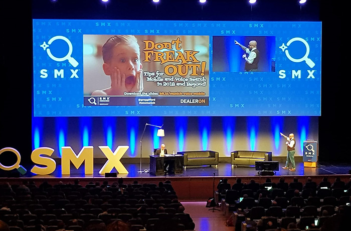 SMX Konferenz Bühne mit Präsentation über Mobile und Voice Search in 2018