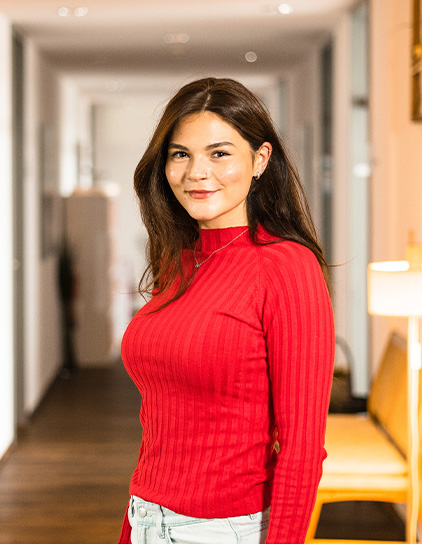 Bild von Anastasia Pyzhova, Mitarbeiterin bei Morefire im Gang stehend