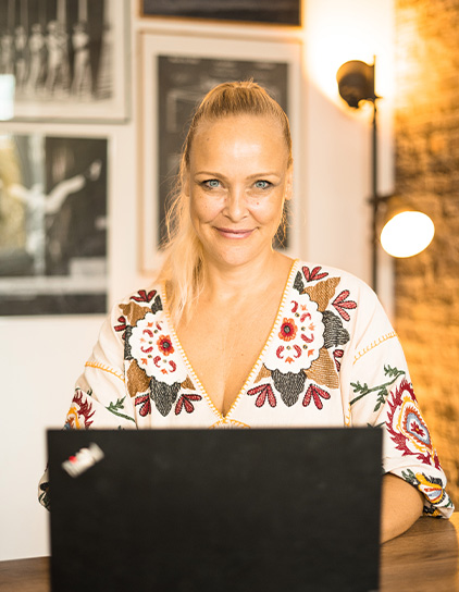Anika Neumann arbeitet am Laptop bei Morefire