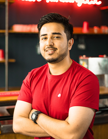 Elias Muradi im modernen Büro, Teamfoto