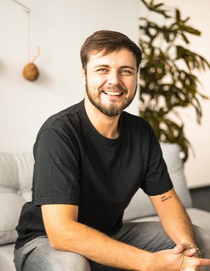 Eugen Hermann lächelnd im Büro sitzend, Teamfoto