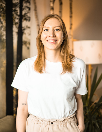 Insa Sophie Bittner, Mitarbeiterin bei Morefire, lächelnd im Büro