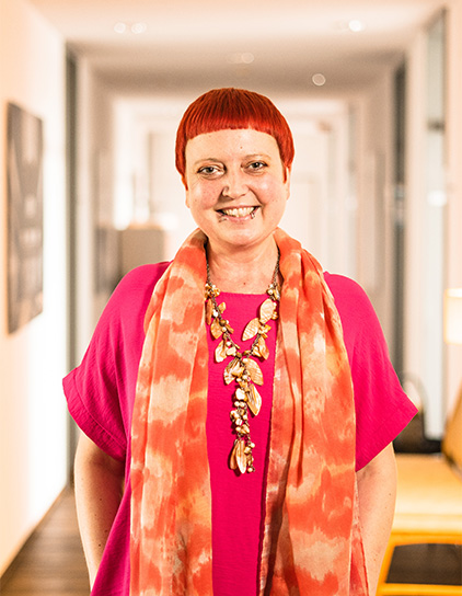 Iris Habibullah, Mitarbeiterin bei Morefire, am Schreibtisch