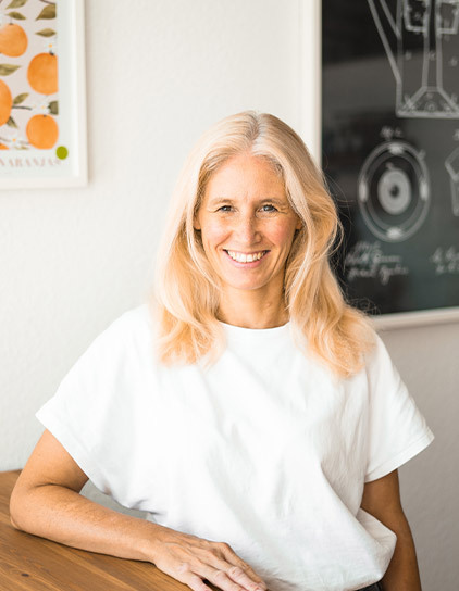 Jamina Schütz, Teammitglied bei morefire, mit freundlichem Lächeln an einem stilvollen Arbeitsplatz