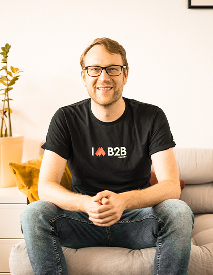 Jan Cerny, Digital Marketing Experte bei Morefire, im Büro