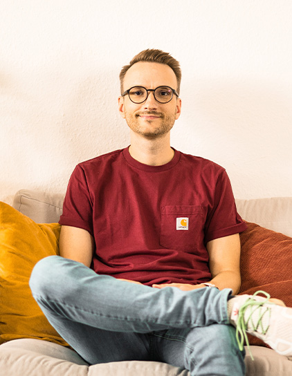 Jasper Thibaut auf einem Sofa sitzend