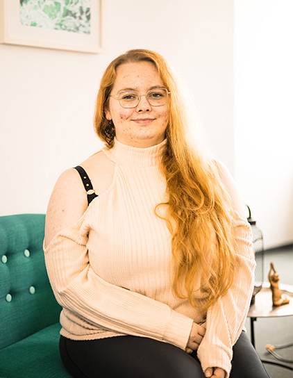 Jessica Schleutermann lächelnd im Büro bei Morefire