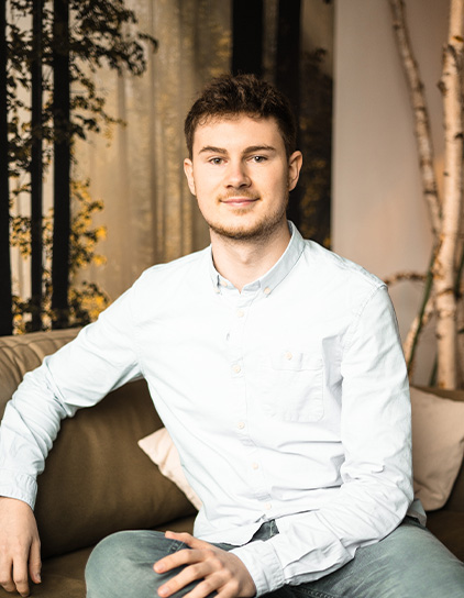 Jonas Kraus sitzend auf einem Sofa bei Morefire