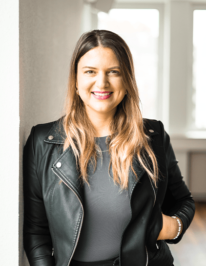 Julia Thoenes, Teammitglied bei morefire, entspannt und sympathisch im Office abgebildet