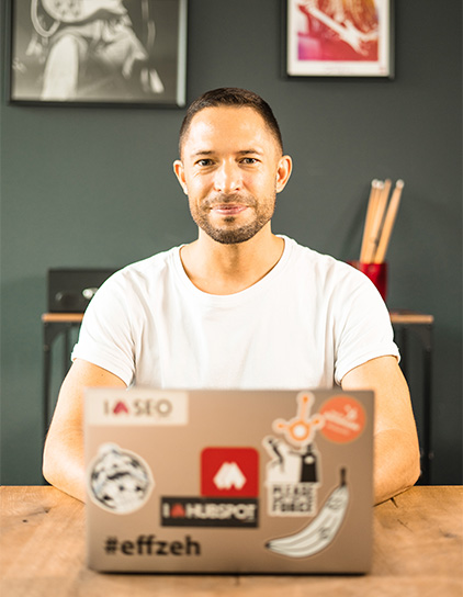Michael Kühn arbeitet an einem Laptop bei MoreFire