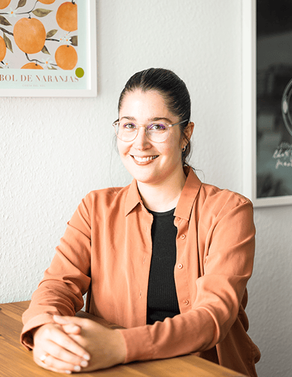 Sabrina Abels, Teammitglied bei morefire, lächelnd an ihrem Arbeitsplatz