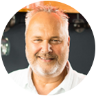 Peter Büscher lächelt in die Kamera