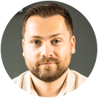 René Dege schaut direkt in die Kamera