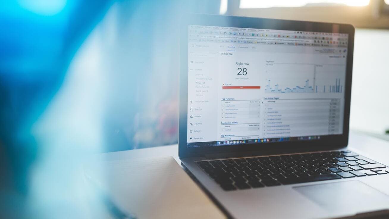Laptop zeigt Google Analytics-Dashboard mit E-Commerce-Daten