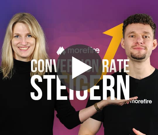 Video-Cover mit dem Text "Conversion Rate Steigern" und zwei Personen im Vordergrund, die auf den Text zeigen
