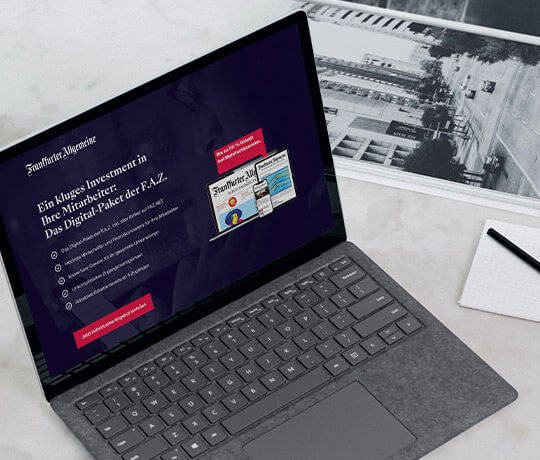 Laptop mit geöffneter Landing Page der Frankfurter Allgemeinen Zeitung auf einem Schreibtisch