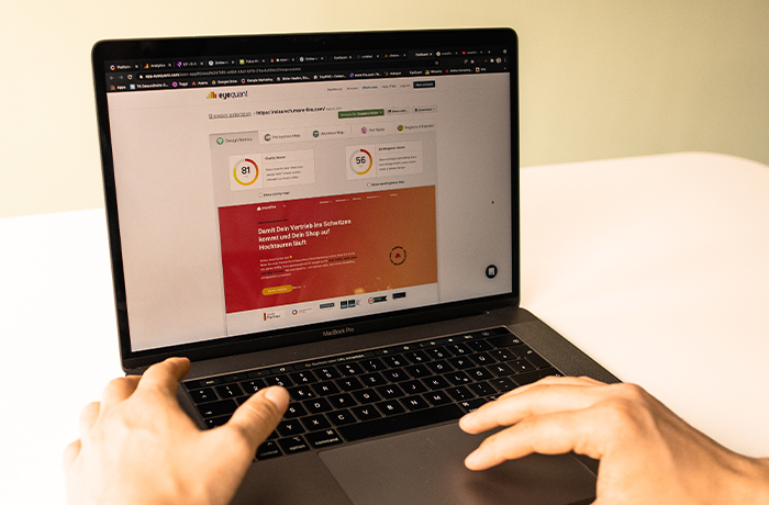 Nahaufnahme eines Laptops mit geöffnetem Browser und einer Marketing-Analyse-Seite