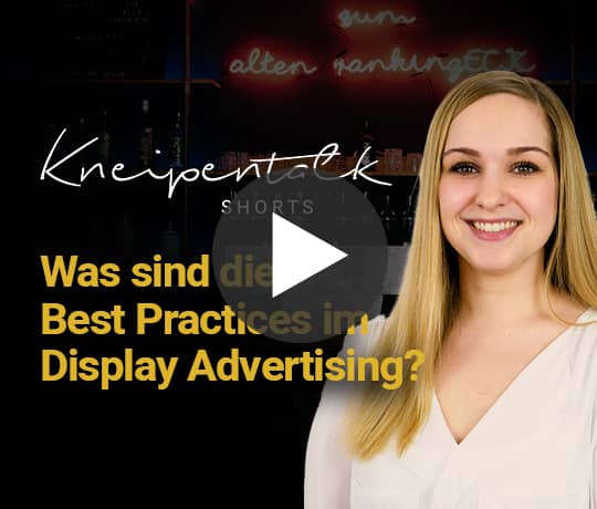 Video-Cover mit dem Text "Was sind die Best Practices im Display Advertising?" und einer Frau im Vordergrund