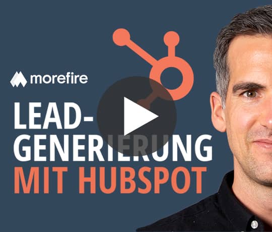 Lead-Generierung mit HubSpot Video-Vorschaubild mit einem lächelnden Moderator von MoreFire