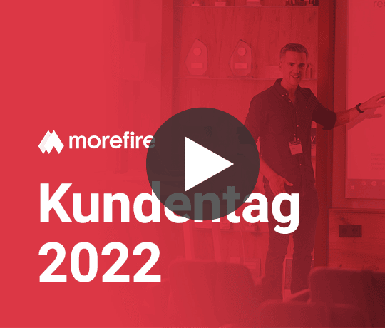 Kundentag 2022 Event bei MoreFire mit einem Moderator auf der Bühne