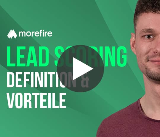 Mann erklärt die Definition und Vorteile von Lead Scoring im Video Thumbnail