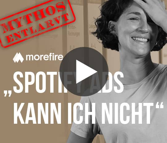 Frau lacht im Video Thumbnail "Spotify Ads Kann Ich Nicht" mit dem Stempel "Mythos Entlarvt"