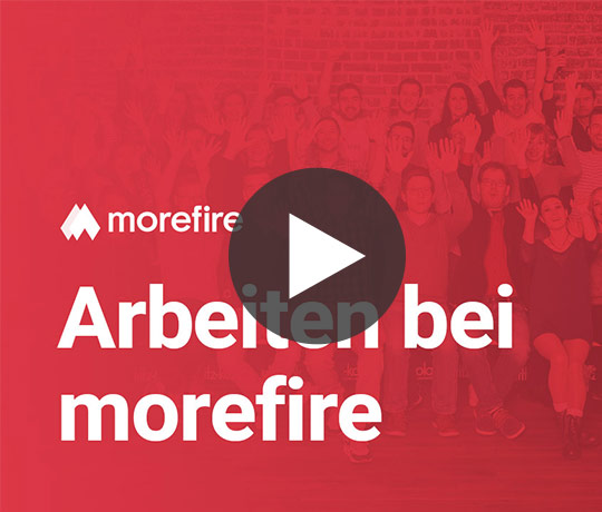 Video Thumbnail "Arbeiten bei morefire" mit dem Teamfoto im Hintergrund