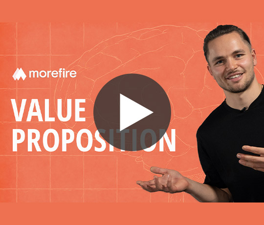 Video Thumbnail für die Erklärung der Value Proposition mit einem Mann vor orangefarbenem Hintergrund