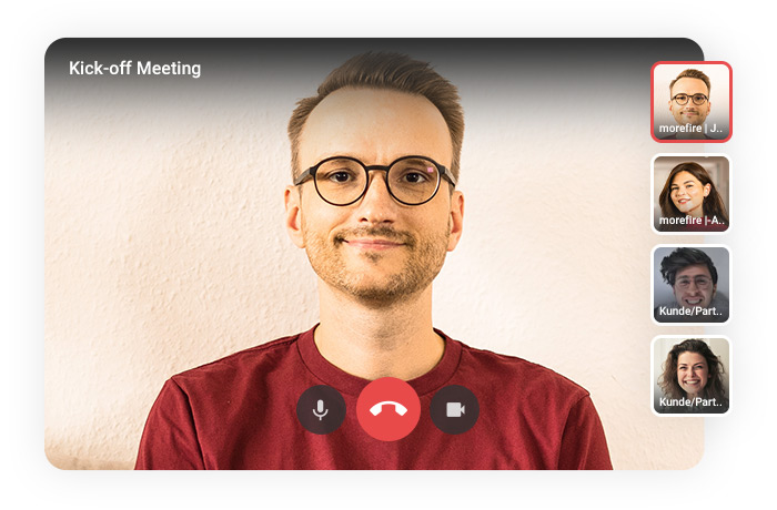 Person in einem Video-Call mit mehreren Teilnehmern im Kick-off-Meeting