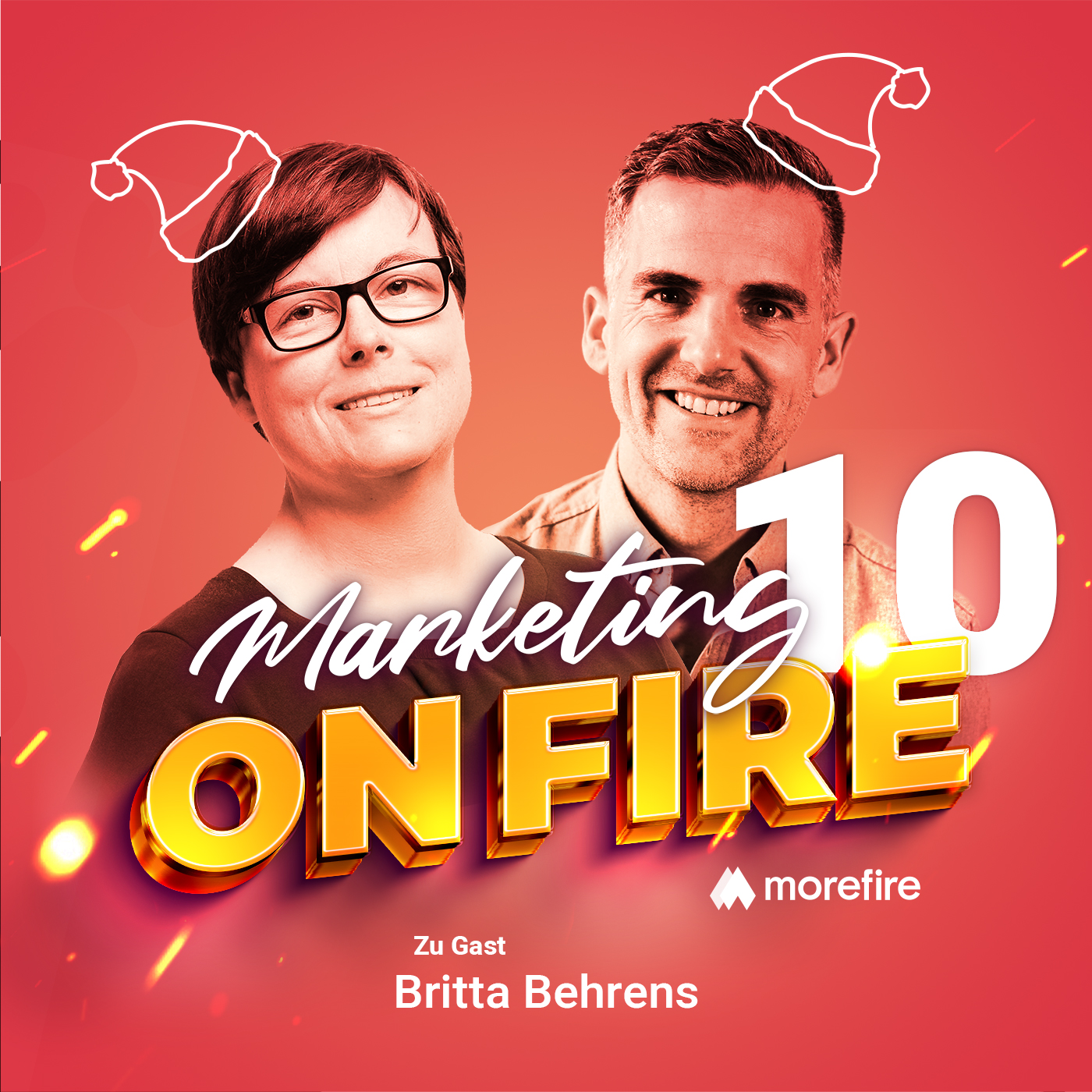 Britta Behrens und Robin Heintze mit Weihnachtsmützen auf einem roten Hintergrund