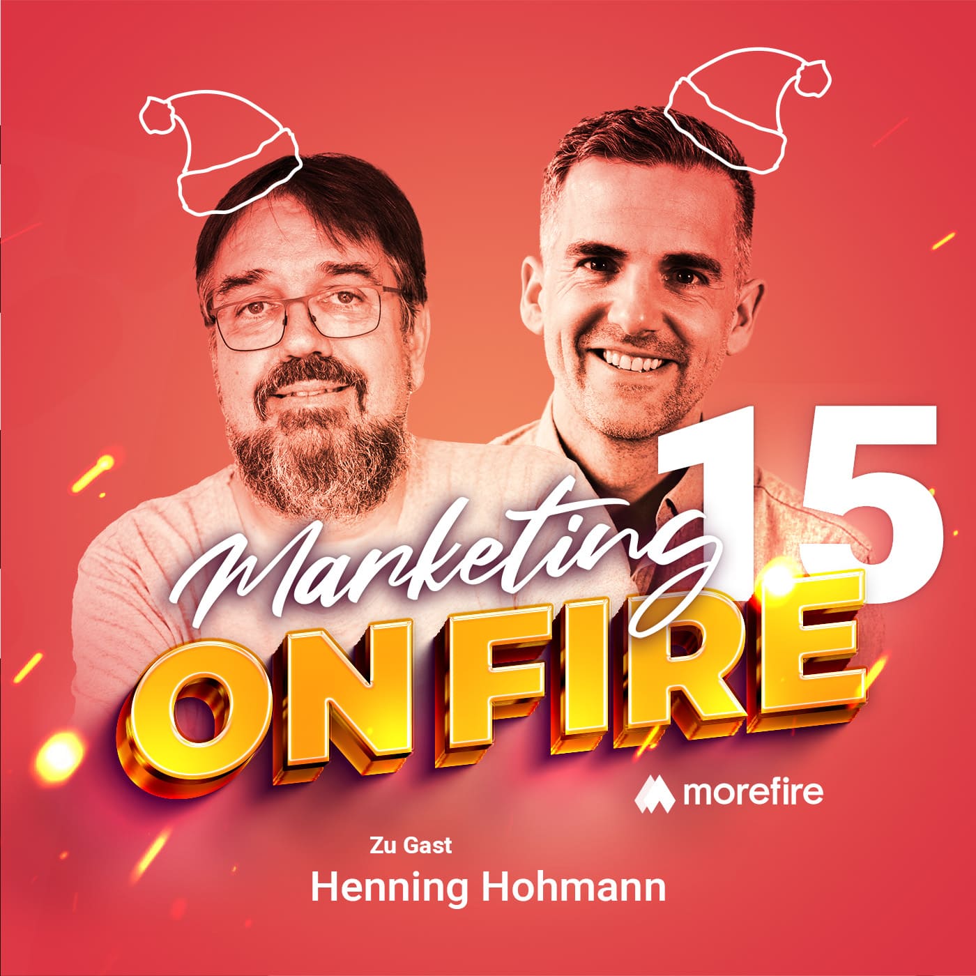 Henning Hohmann und Robin Heintze mit Weihnachtsmützen auf einem roten Hintergrund mit dem Schriftzug „Marketing On Fire“