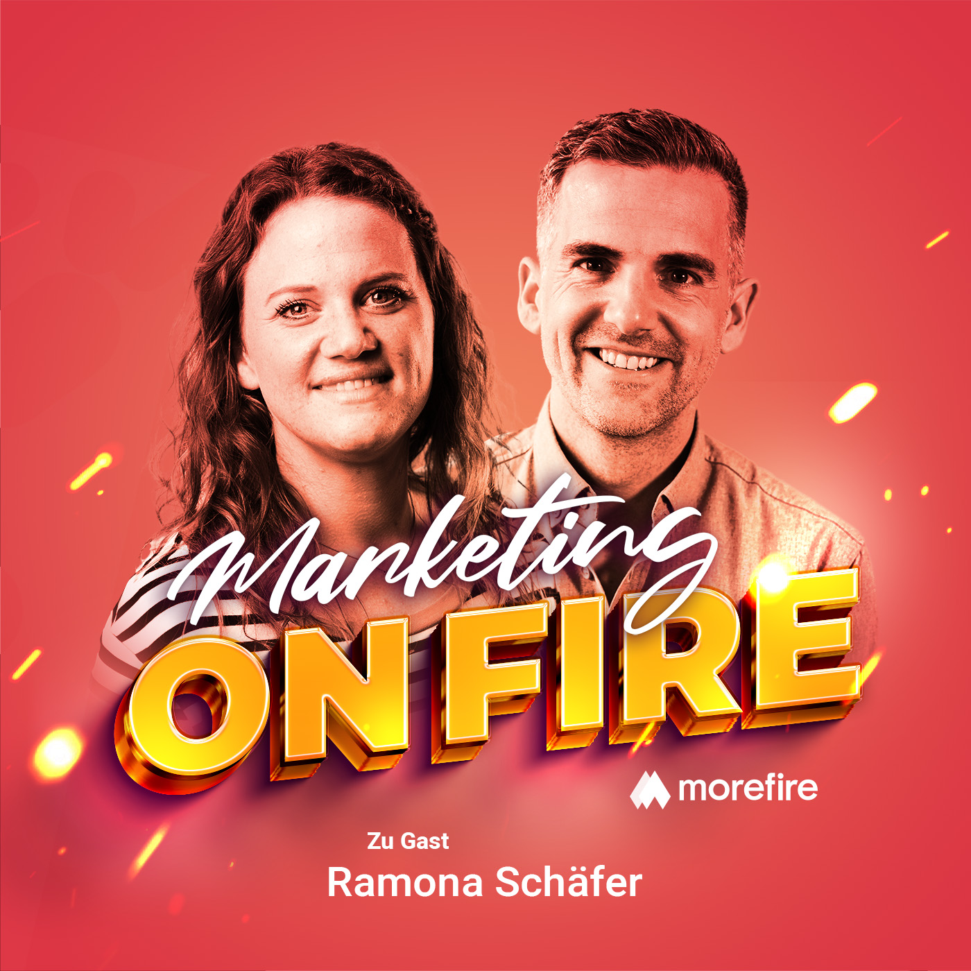 Ramona Schäfer und Robin Heintze lächeln auf einem roten Hintergrund mit dem Schriftzug „Marketing On Fire“.