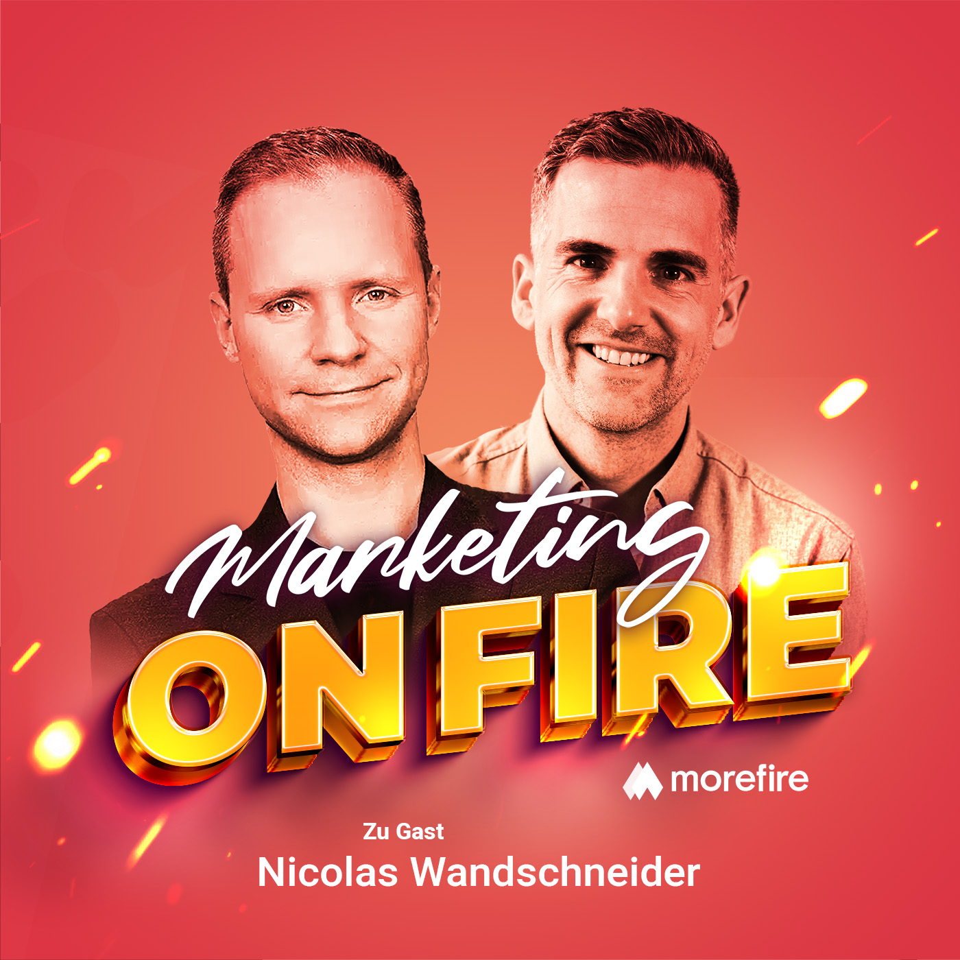 Nicolas Wandschneider und Robin Heintze lächeln auf einem roten Hintergrund mit dem Schriftzug „Marketing On Fire“