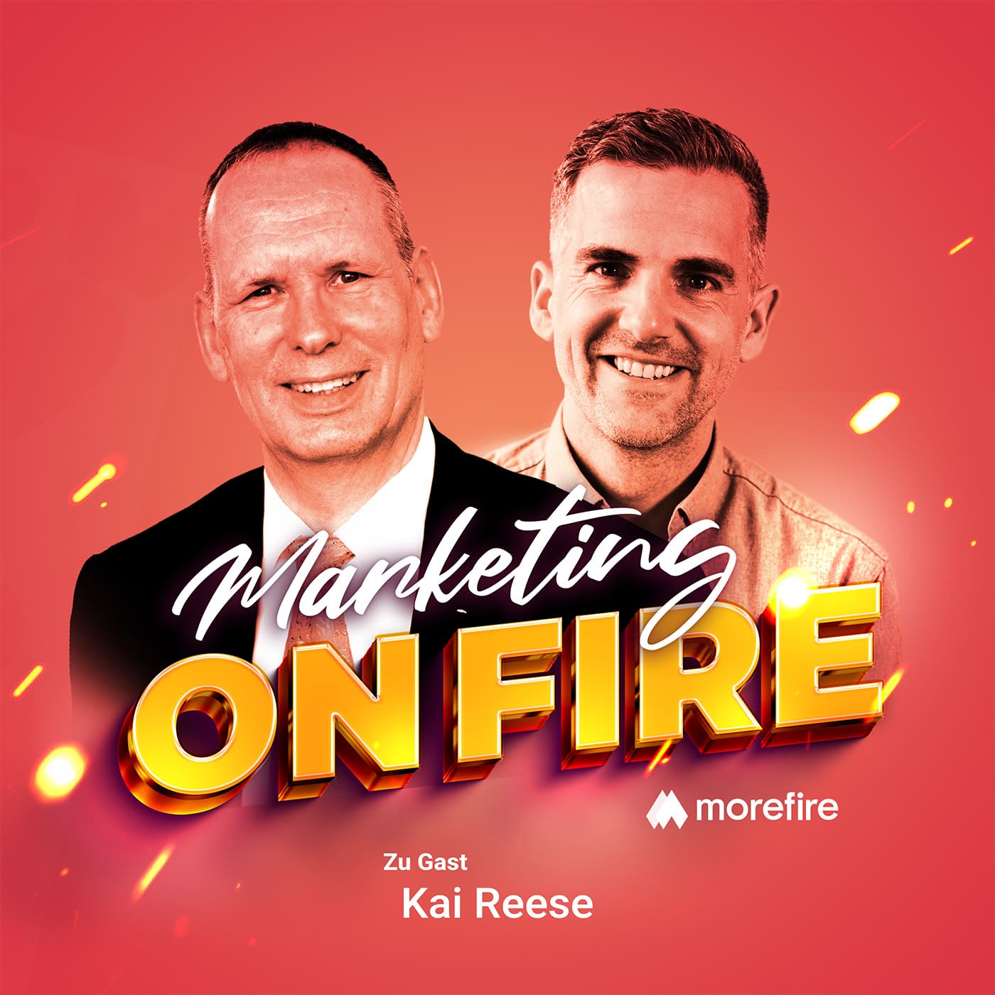 Kai Reese, im Anzug mit weißem Hemd, neben Robin Heintze, vor einem roten Hintergrund mit leuchtenden Akzenten