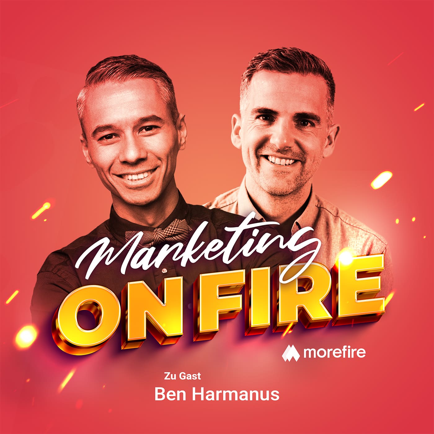 Podcast-Cover mit Robin Heintze und Ben Harmanus, beide lächelnd; Ben trägt eine Fliege und Robin ein Hemd auf rotem Hintergrund