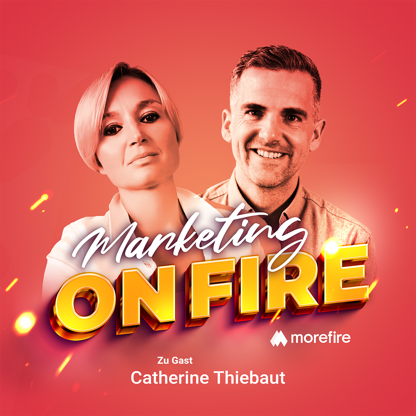 Catherine Thiebaut und Robin Heintze vor einem roten Hintergrund, Catherine trägt einen weißen Blazer.