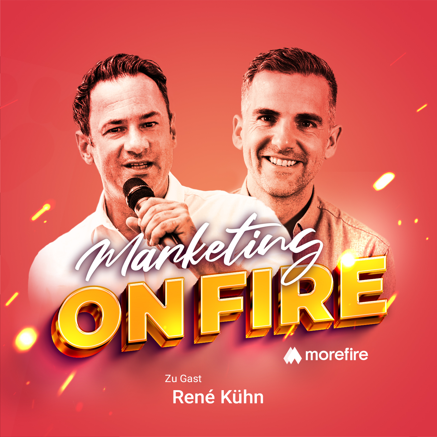 Porträt von René Kühn mit Mikrofon und Robin Heintze vor einem roten Hintergrund mit dem Podcast-Logo „Marketing on Fire“