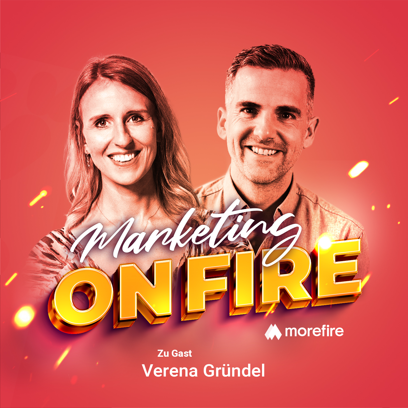 Verena Gründel und Robin Heintze vor einem roten Hintergrund, Verena trägt ein buntes Kleid