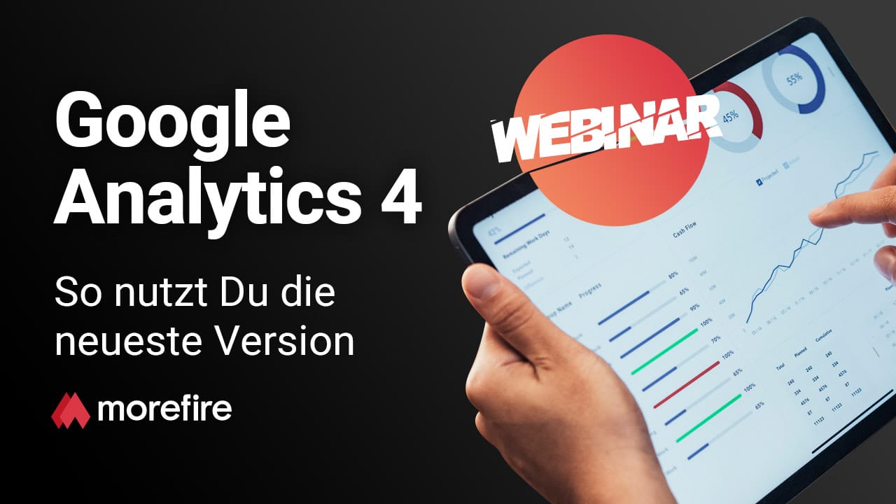 Webinar-Cover zu Google Analytics 4 mit einer Person, die eine Datenanalyse auf einem Tablet durchführt.