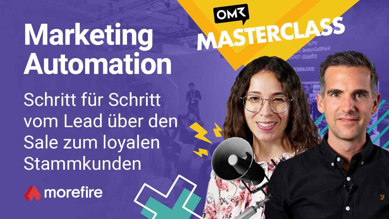 Zwei Personen lächeln vor einem Hintergrund mit der Aufschrift „Marketing Automation“