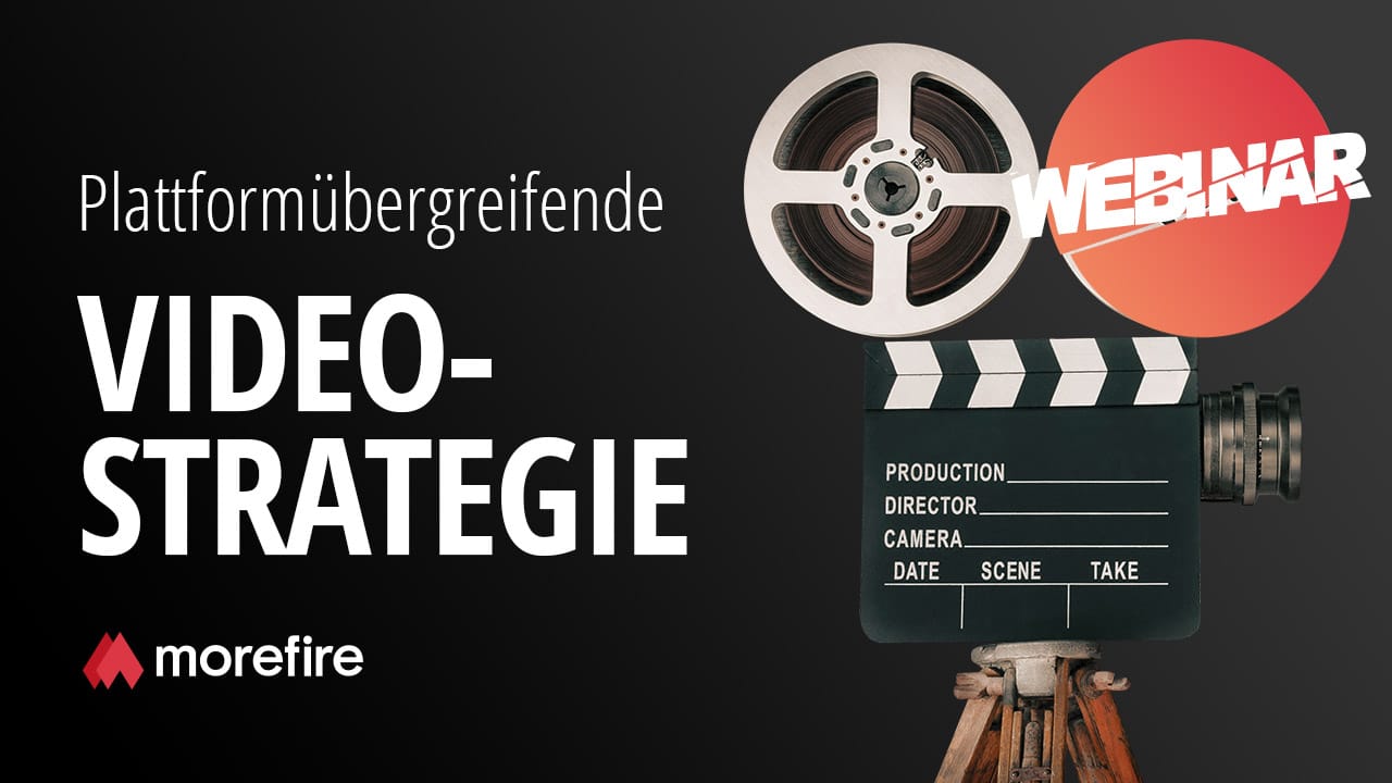 Webinar-Ankündigung von morefire zum Thema plattformübergreifende Video-Strategie. Ein Retro-Filmprojektor ist abgebildet.